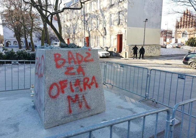 Pomnik ks. Jankowskiego ponownie zniszczony. Na cokole pojawiły się obraźliwe napisy