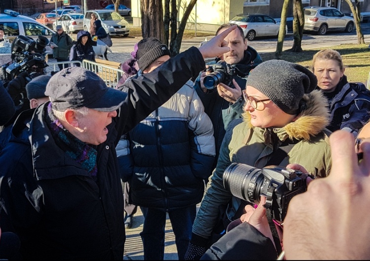  [nasz reportaż] "Lewacka kolumna opłacona przez Sorosa!". Starcia pod pomnikiem ks. Jankowskiego