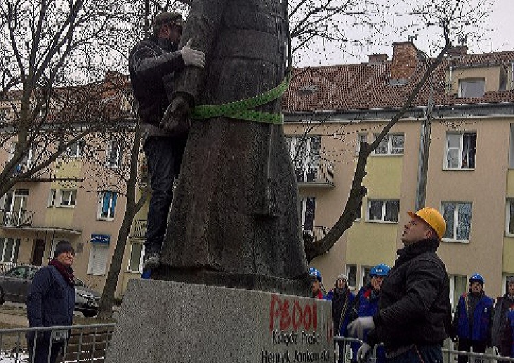  Pomnik ks. prałata Henryka Jankowskiego znów stoi