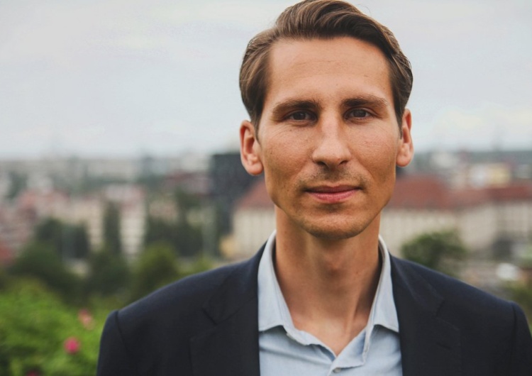 "Nie jestem w stanie tego zrozumieć". Kacper Płażyński zabrał głos ws. ataków na pomnik ks. Jankowskiego