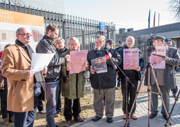  [FOTO] Upamiętnienie Ofiar II WŚ za pomoc okazaną Żydom. Fotorelacja spod niemieckiej ambasady