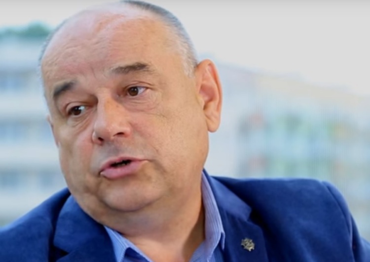 Jedni się odcinają a inni nie. KOD w obronie płk. Mazguły: Adam, jesteśmy z Tobą!