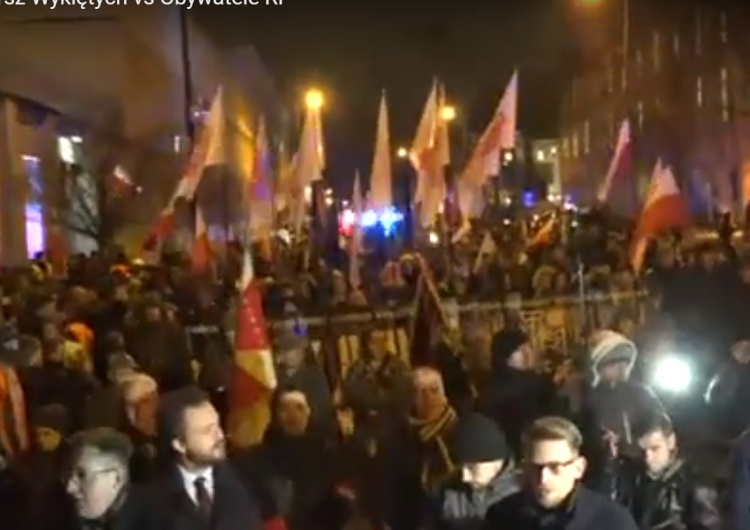  [Video, Foto] "Obrońcy demokracji" blokują Marsz Żołnierzy Wyklętych. Policja usuwa blokadę