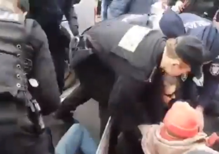  [video] Zobacz zdecydowaną reakcję policji na blokowanie Marszu Wyklętych w Łodzi. "Brawo policja"