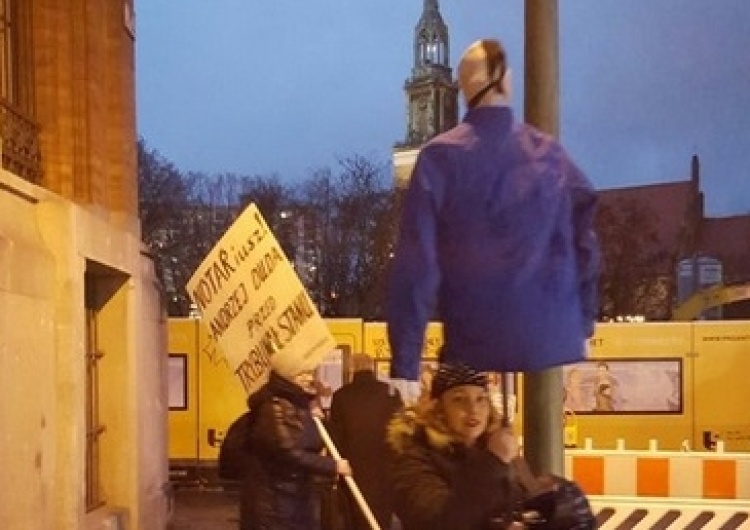 @SamPereira KOD przed berlińskim ratuszem z kukłą prezydenta RP