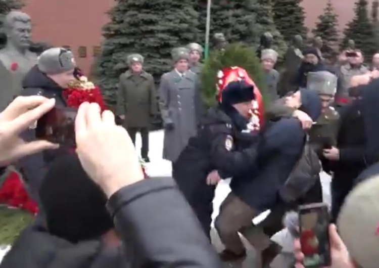  [video] Rosja. Pacyfikacja mężczyzny atakującego pomnik podczas obchodów rocznicy śmierci Stalina