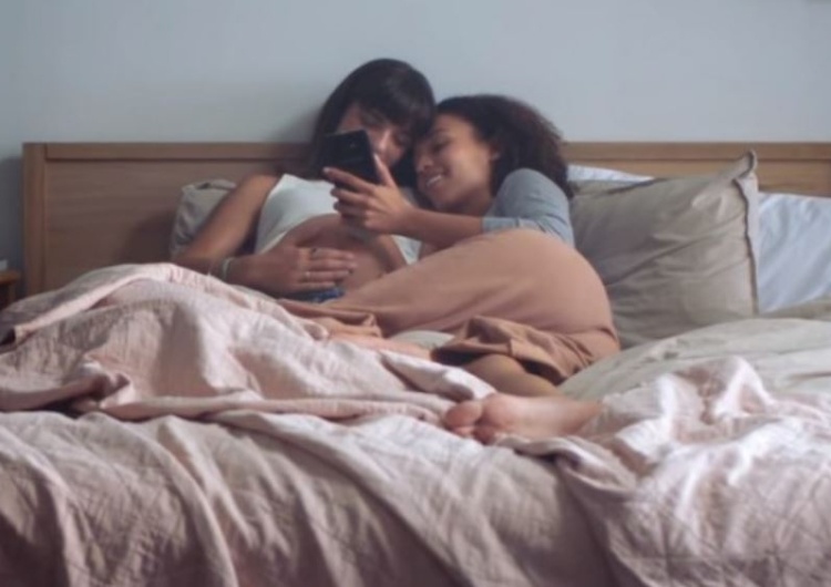  [video] "Nowoczesna rodzina" w reklamie Samsunga. Dwie partnerki oglądają na smartfonie USG ich…dziecka?