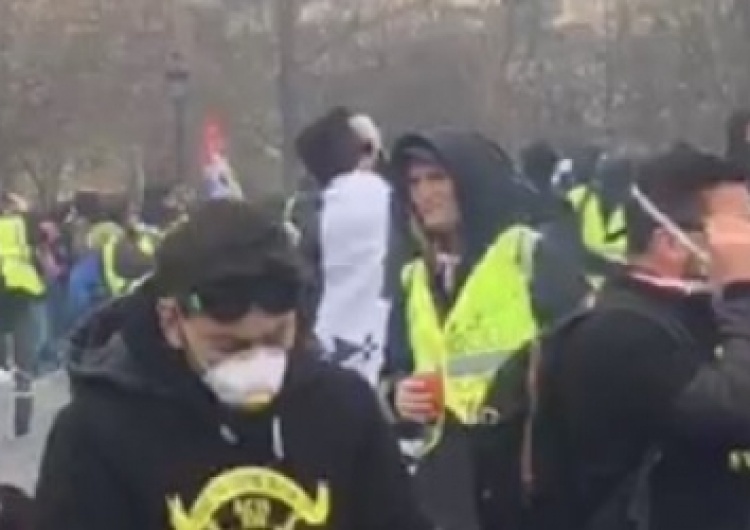  [video] W Paryżu policja rozpyla gaz na Żółte Kamizelki. Dominika Cosic nie może prowadzić transmisji