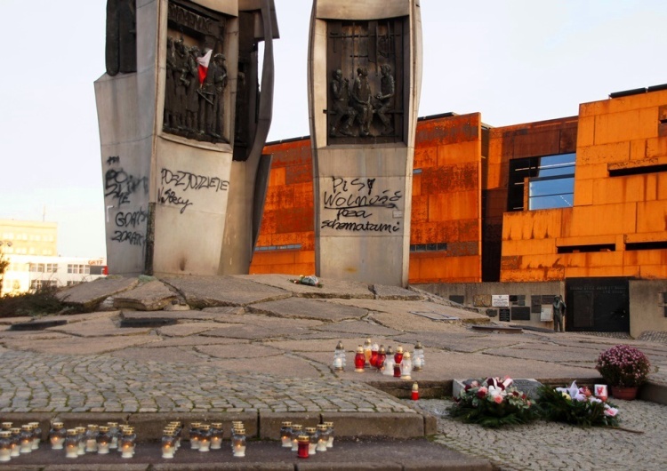  Nieznani sprawcy sprofanowali gdański Pomnik Poległych Stoczniowców na 13 grudnia