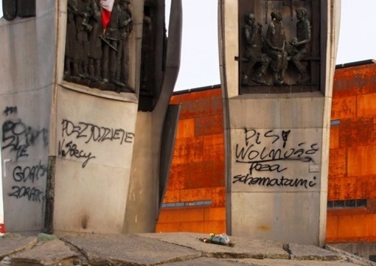  Krysztopa: Profanacja Pomnika Poległych Stoczniowców to konsekwencja histerii tzw. "obrońców demokracji"