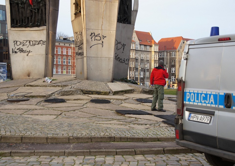  Gorące komentarze do profanacji Pomnika Poległych Stoczniowców: Jakim trzeba być prymitywem...