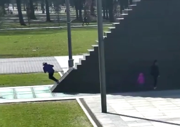  [video] Jeździli hulajnogami po pomniku ofiar Smoleńska. Policja dementuje fake news TVN24