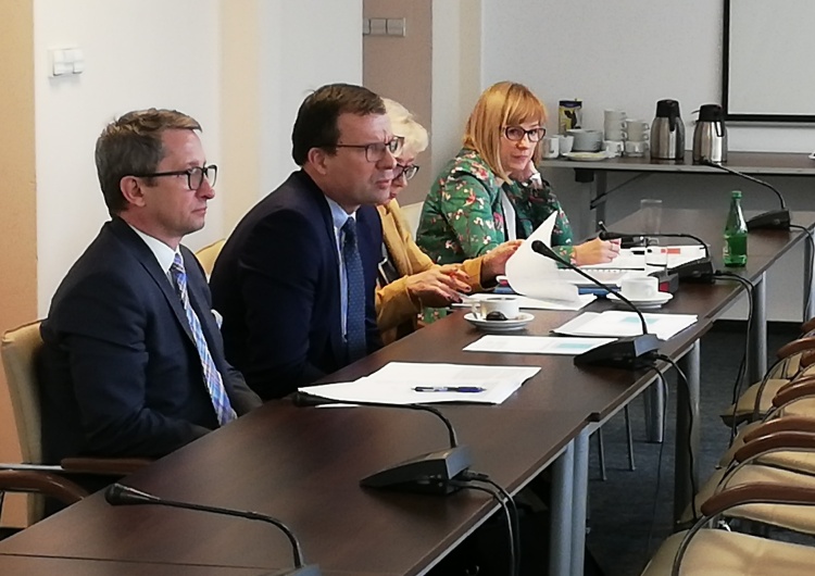Pracownicy pomocy społecznej zarabiają na poziomie płacy minimalnej