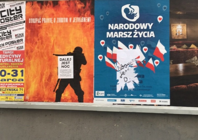 Zdewastowano plakaty W. Korkucia, autora okładek "TS", dotyczące wznowienia ekshumacji w Jedwabnem