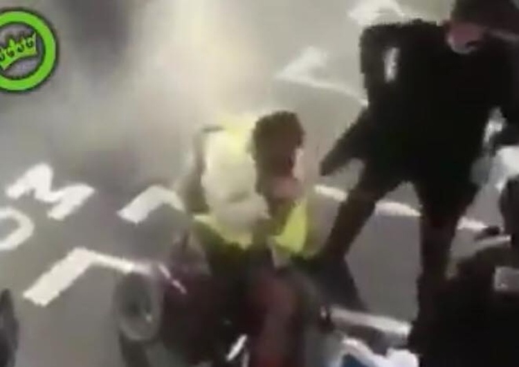 [video] Żółte Kamizelki. Francuski policjant razi niepełnosprawnego gazem prosto w twarz