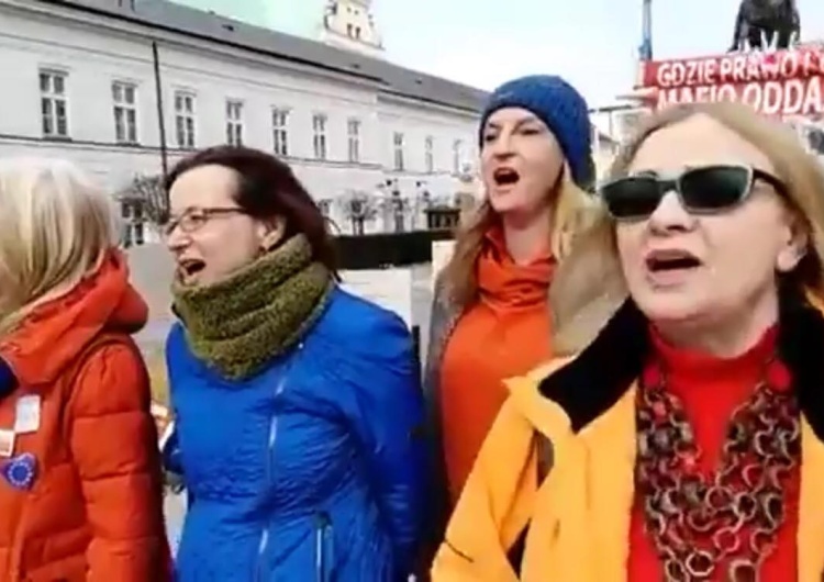  [video] Niezapomniane przeżycie. "Obrońcy demokracji" dali "koncert" pod Pałacem Prezydenckim