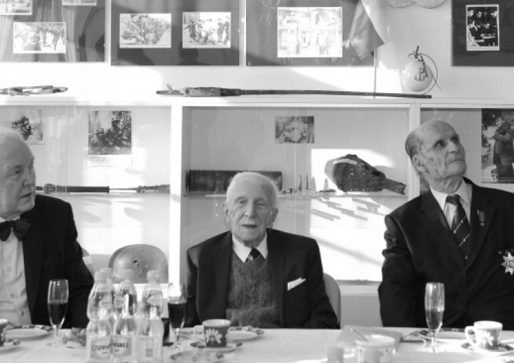 Jan Gliński ps. "Gbur" (w środku) Zmarł Jan Gliński ps. "Gbur". Lekarz Powstania Warszawskiego. Miał... 104 lata
