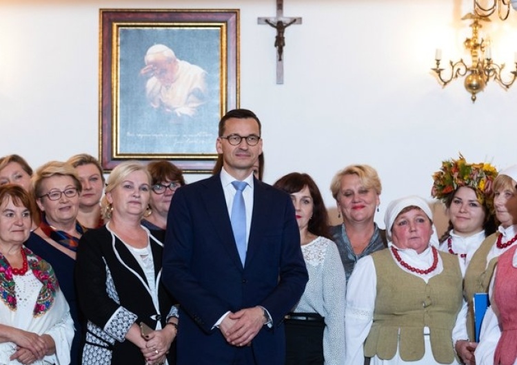 "Jego ważne słowa przyświecają nam każdego dnia". Premier Morawiecki wspomina Jana Pawła II