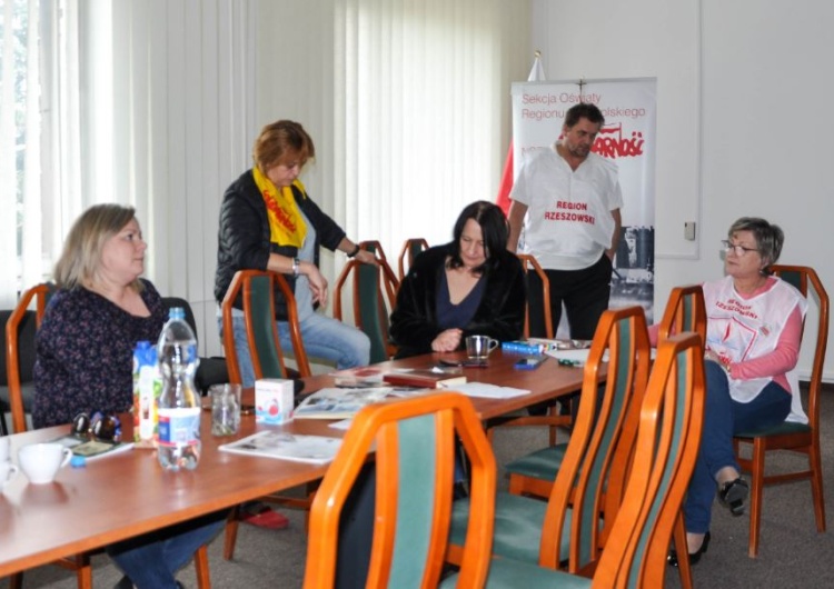 "Dobro dzieci jest najważniejsze". Nauczyciele "Solidarności" kończą okupację kuratorium w Krakowie