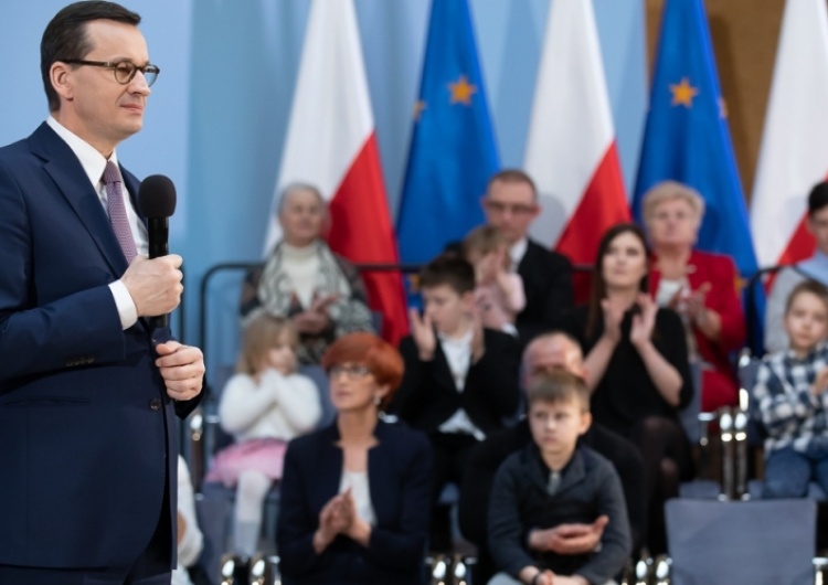Z. Kuźmiuk: PiS proponuje wsparcie dla małych i średnich gospodarstw, a PSL tęczowe flagi w remizach
