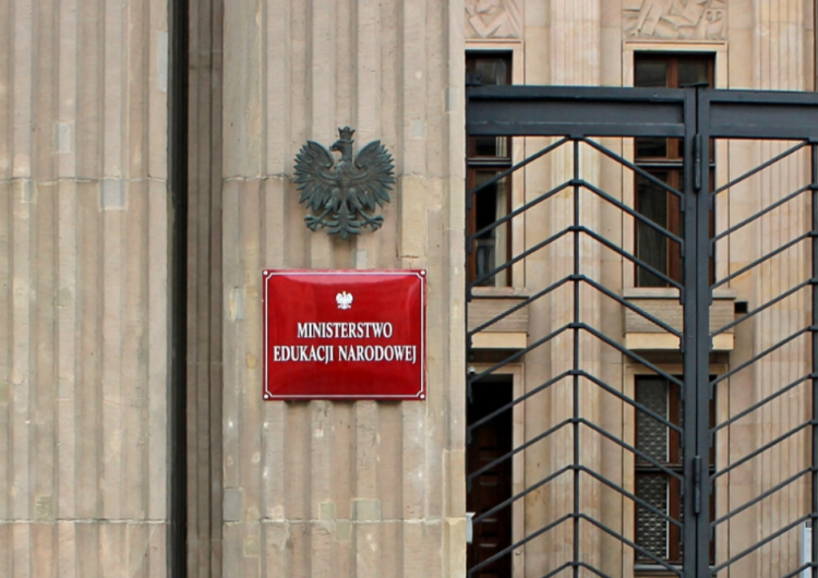 MEN: Prosimy warszawskich włodarzy o to, aby nie straszyli rodziców i uczniów