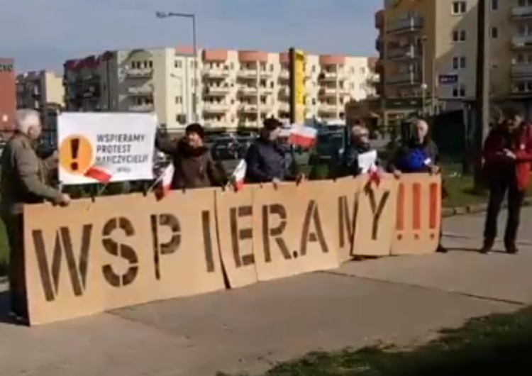  [video] Pod gimnazjum w Gorzowie KOD "wspierał nauczycieli" puszczając podczas egzaminów odgłosy trzody