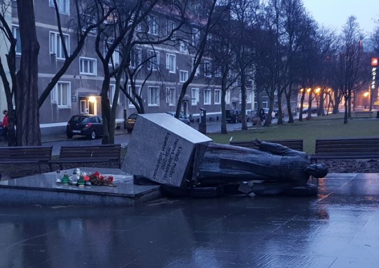 Przewrócili pomnik ks. Jankowskiego. Sąd cofnął im dozór policyjny