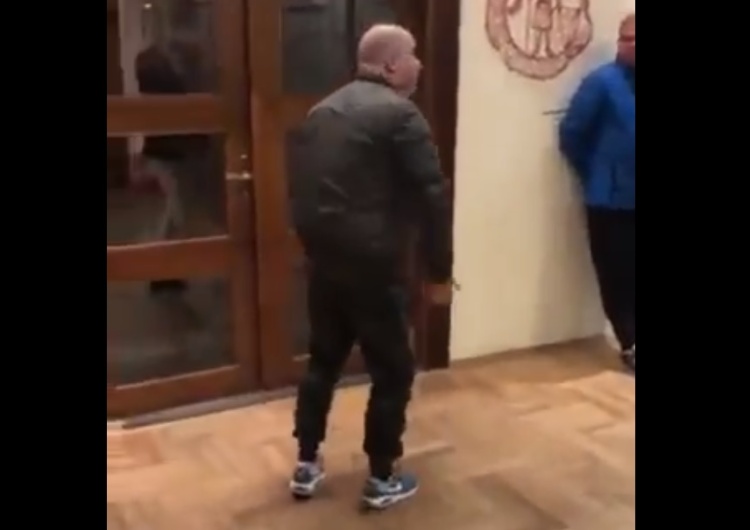  [video] Agresywnie zachowujący się człowiek na spotkaniu z Patrykiem Jakim: "No chodź, no chodź!"
