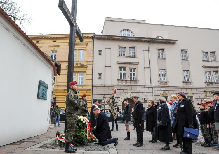 Prezydent złożył kwiaty przed Krzyżem Katyńskim w Krakowie