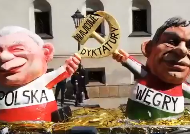  KOD zorganizował "Paradę śmieszności" z... przerobionymi kukłami polskich polityków z niemieckich parad
