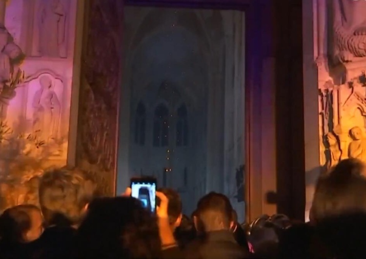  Zdjęcie o. Fournier, który wszedł do katedry Notre-Dame, by ratować Najświętszy Sakrament i relikwie