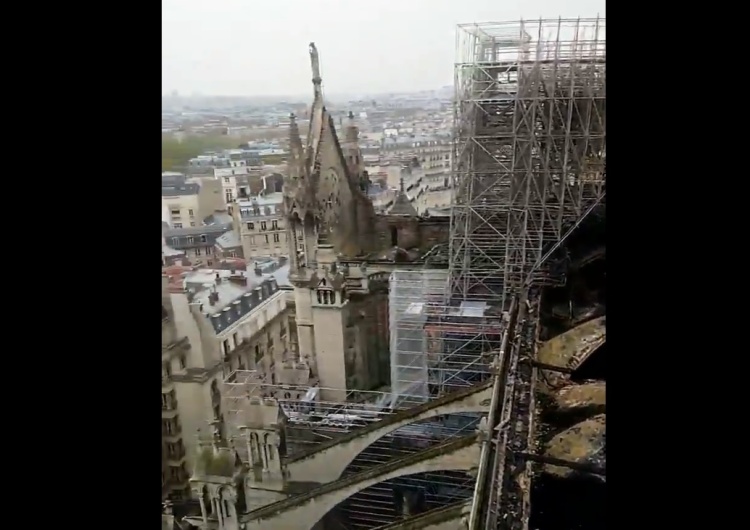  [video] Pożar #NotreDame. Zobacz film z dachu pokazujący skalę zniszczeń