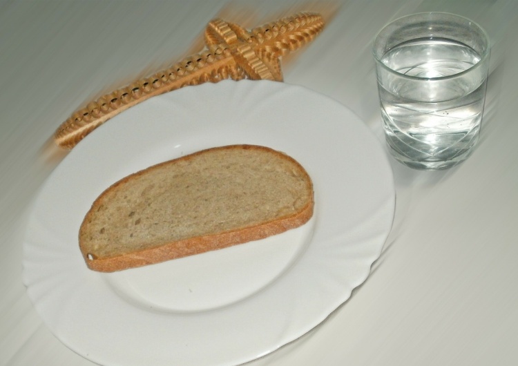 "To jedyny dzień w roku – obok Środy Popielcowej...". Rzecznik Episkopatu o poszczeniu w Wielki Piątek