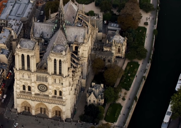  Wyszkowski o proj. "odbudowy" Notre Dame: "Otwierany dach, żeby kąpiący się w miejscu prezbiterium..."