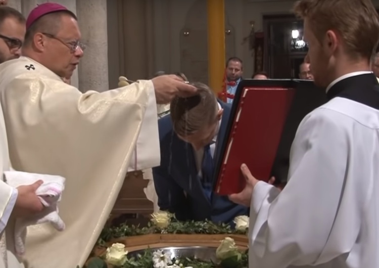  [video] Wigilia Paschalna. Wzruszająca ceremonia Chrztu i Bierzmowania dorosłych w Archidiecezji Łódzkiej