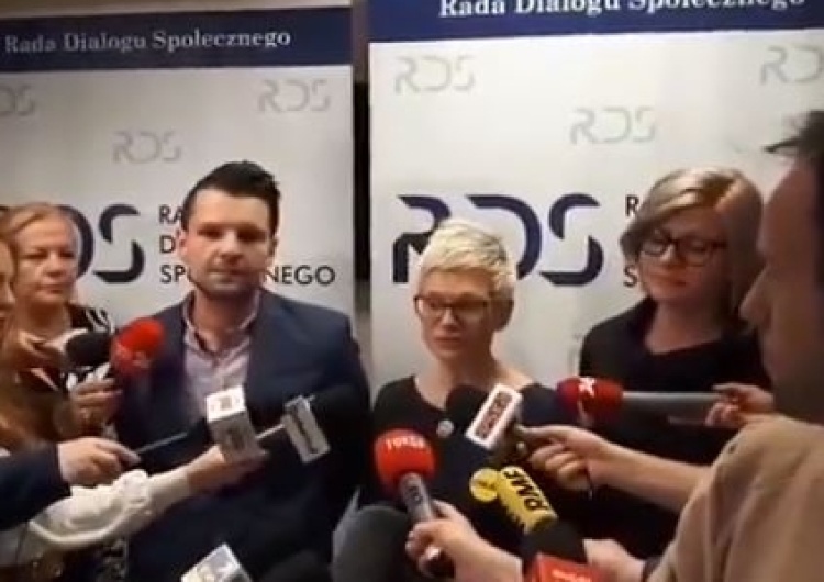  [video] Nauczyciele: "Rząd nie zdał egzaminu. Zdaliśmy go my - będziemy klasyfikować uczniów"