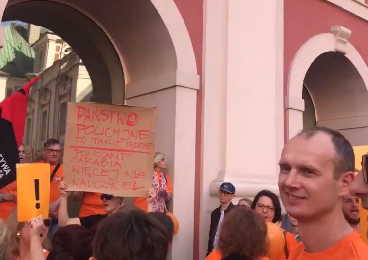 [video] "Chcemy kasy! Chcemy kasy!" Tłumy nauczycieli przed Urzędem Miejskim w Poznaniu