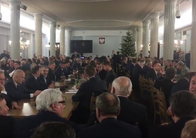  Nocnej zmiany 2.0 nie będzie. Posiedzenie Sejmu w Sali Kolumnowej. Przegłosowano budżet i dezubekizację