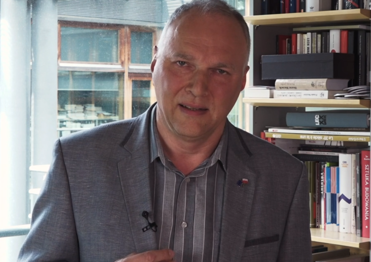  Jarosław Kurski o flagach przed domem: „Będą wisieć, dopóki ta władza nie odejdzie w niesławie”