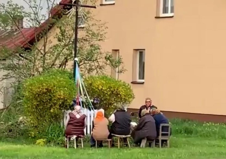  [video] Takie oblicze Polski znacie? "Litania Loretańska" przy kapliczce