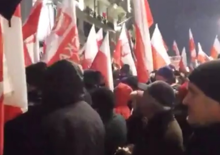 Przeciwko "obrońcom demokracji" pod Pałacem Prezydenckim: "Wolna Polska, bez ubeków!"