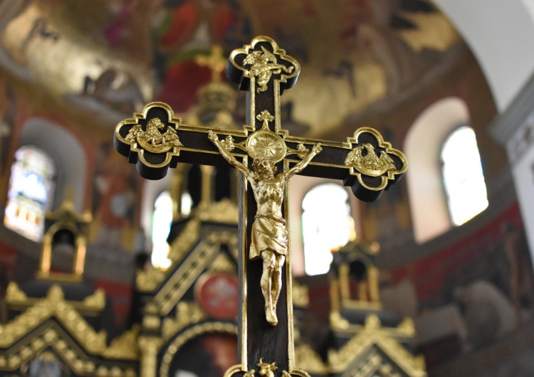  W Warszawie oklejono klasztorne mury. W Kwidzynie połamano krzyż. Komunikat Episkopatu