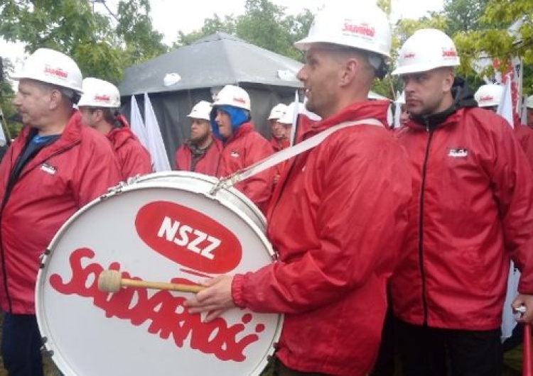  Górnicy wsparli sądowników i pracowników prokuratury, którzy rozbili miasteczko przed MS