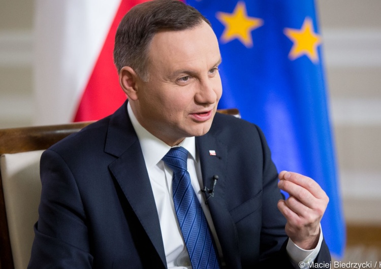  Andrzej Duda przestrzega: "Fake news na onet.pl"