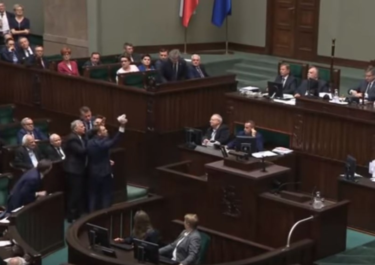  [video] Awantura w Sejmie. Nitras chciał wręczyć J. Kaczyńskiemu dziecięce buciki