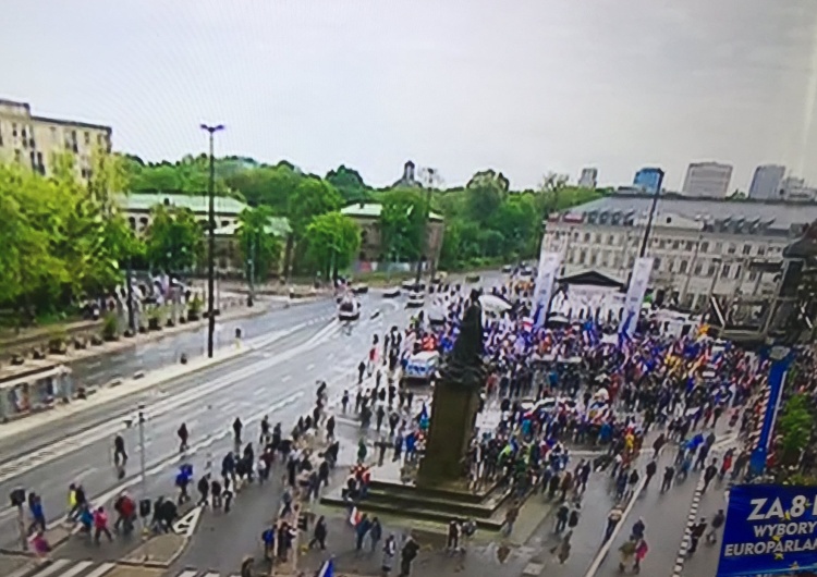  "I to ma być marsz, który ma zdmuchnąć PiS?". Marsz opozycji z udziałem Tuska i niską frekwencją