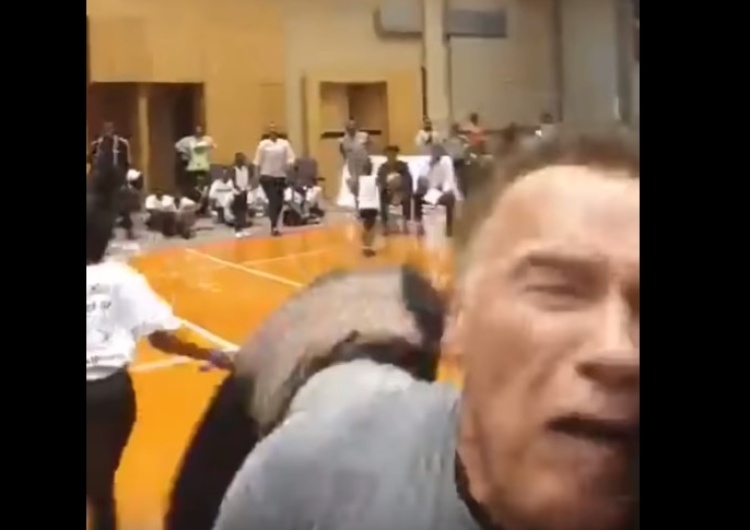  [video] Szok. Brutalny fizyczny atak na Arnolda Schwarzeneggera w Johannesburgu