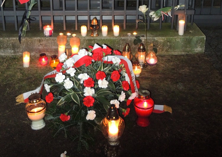 T.Gutry Kwiaty i znicze pod ambasadą niemiecką w Warszawie po zamachu w Berlinie [nasza Fotorelacja]