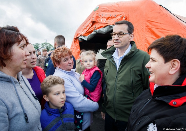 Premier Morawiecki do powodzian: Nie zostawimy was samym sobie