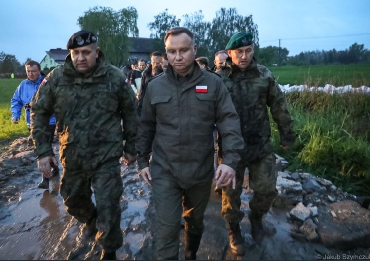  [Fotorelacja] Prezydent na terenach powodziowych na Podkarpaciu